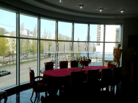 комерційна за адресою Лесі Українки бульв., 7-Б