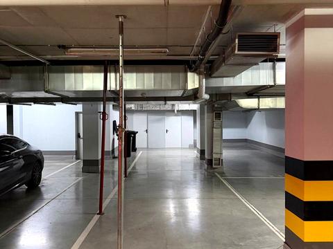 паркоместо по адресу Андрея Верхогляда ул. (Михайла Драгомирова), 9