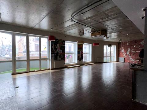 комерційна за адресою Незалежності вул., 10А