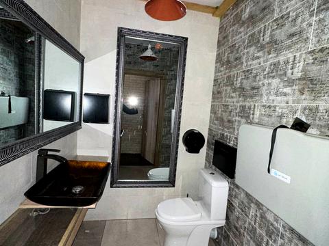 комерційна за адресою Незалежності вул., 10А