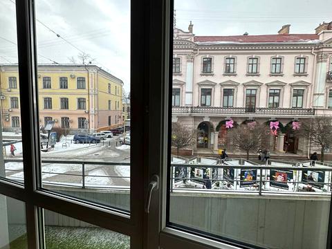 комерційна за адресою Незалежності вул., 10А