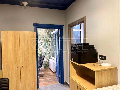 комерційна за адресою Дніпровська набережна вул., 16-Г