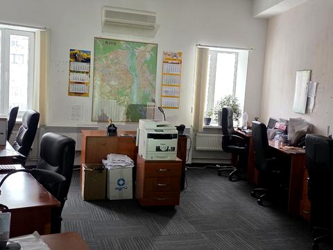 комерційна за адресою Лариси Руденко вул., 6