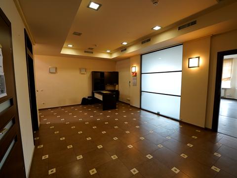 комерційна за адресою Володимирська вул., 38