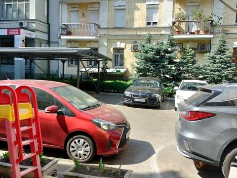 комерційна за адресою Межигірська вул., 3/7