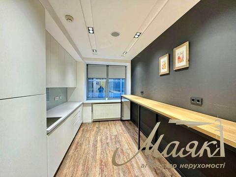 комерційна за адресою Київ, Спортивна пл., 3