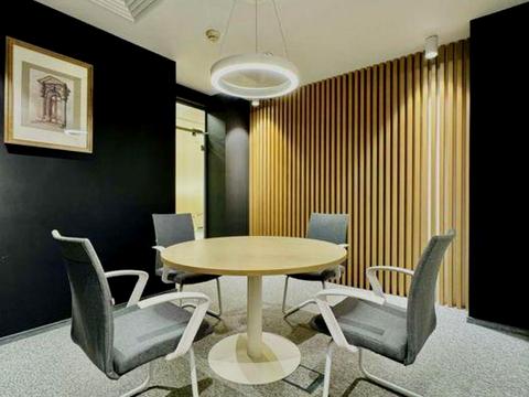 комерційна за адресою Київ, Спортивна пл., 3