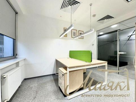 комерційна за адресою Київ, Спортивна пл., 3