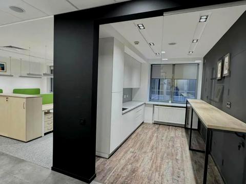 комерційна за адресою Київ, Спортивна пл., 3