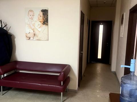 комерційна за адресою Дніпровська набережна вул., 1