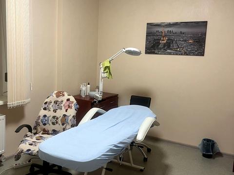 комерційна за адресою Дніпровська набережна вул., 1