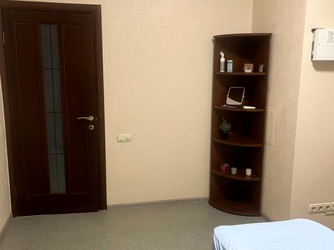 комерційна за адресою Дніпровська набережна вул., 1