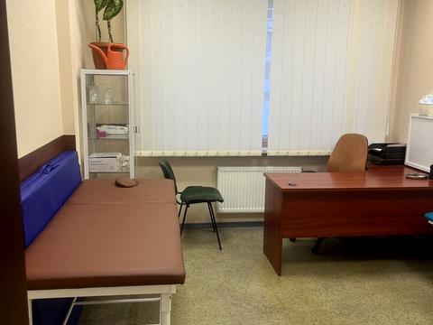 комерційна за адресою Дніпровська набережна вул., 1