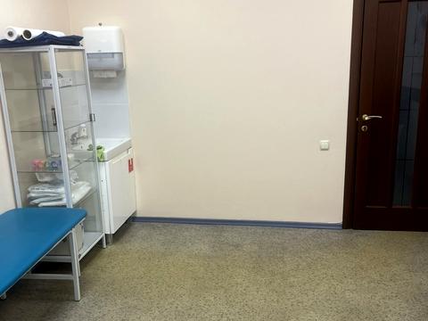 комерційна за адресою Дніпровська набережна вул., 1