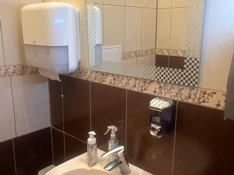 комерційна за адресою Дніпровська набережна вул., 1