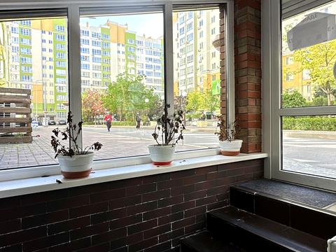 комерційна за адресою Молодіжна вул., 1