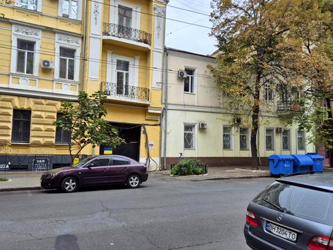 комерційна за адресою Садова вул., 12