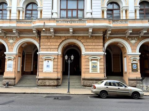 комерційна за адресою Садова вул., 12