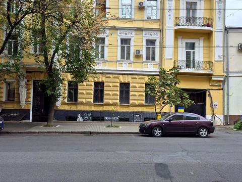 комерційна за адресою Садова вул., 12