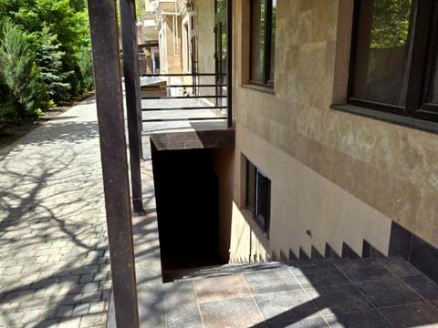 коммерческая по адресу Компасний провулок, 1