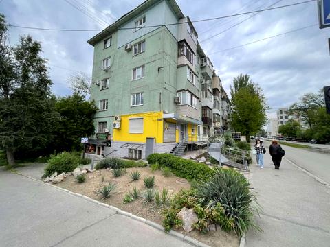 комерційна за адресою Українська вул., 49