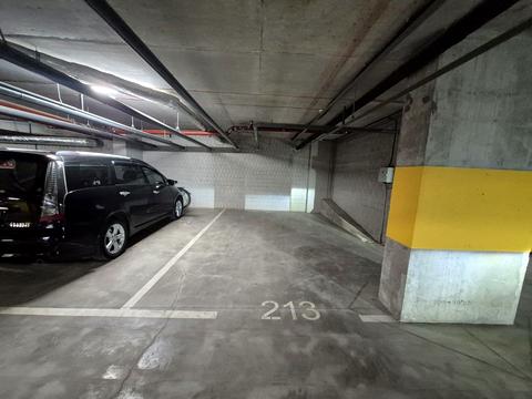 паркомісце за адресою Короленка вул., 2к