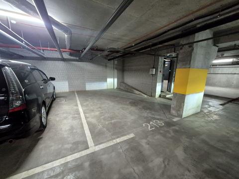 паркомісце за адресою Короленка вул., 2к