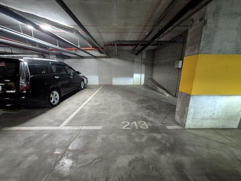 паркомісце за адресою Короленка вул., 2к