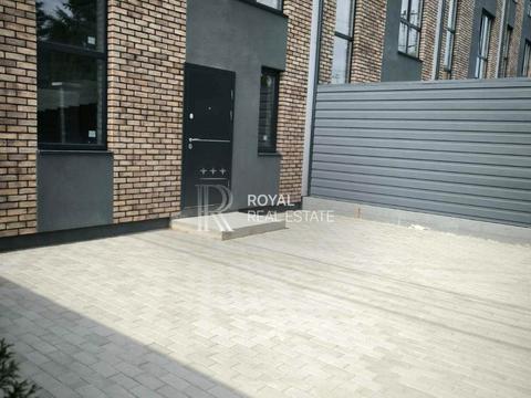 будинок за адресою с. Петропавлівська Борщагівка, Каштанова вул.