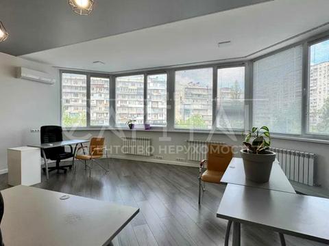 комерційна за адресою Павла Тичини просп., 18-Б