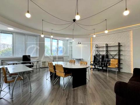 комерційна за адресою Павла Тичини просп., 18-Б