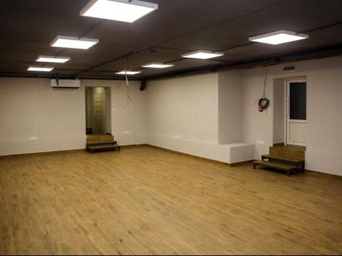 комерційна за адресою Праведників Світу вул., 45