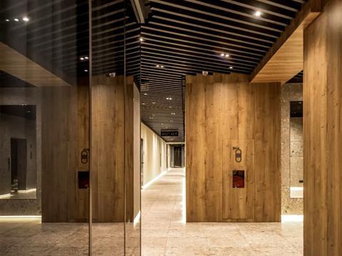 комерційна за адресою Євгена Коновальця вул. (Щорса), 36-В