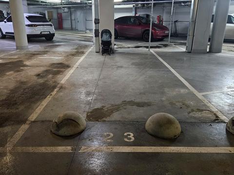 паркомісце за адресою Київ, Іоанна Павла II вул. (Патріса Лумумби), 6/1