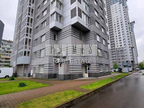 комерційна за адресою Дніпровська наб., 1