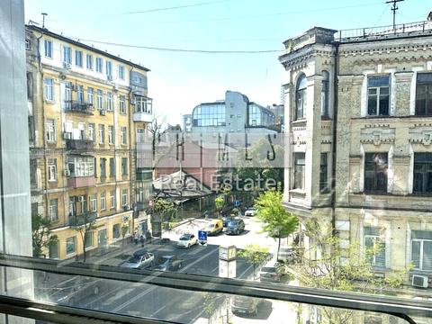 коммерческая по адресу Львівська площа, 8а