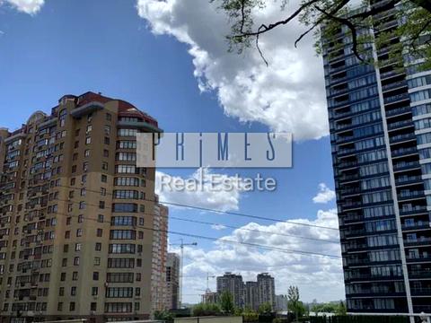 коммерческая по адресу Коновальця Євгена, 32