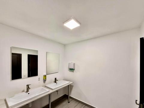 комерційна за адресою Володимирська вул., 10