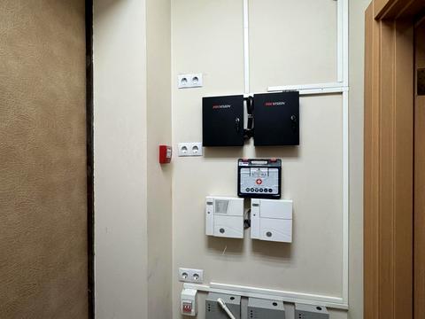 комерційна за адресою Десятинна вул., 7