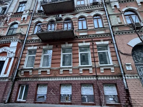 комерційна за адресою Десятинна вул., 7