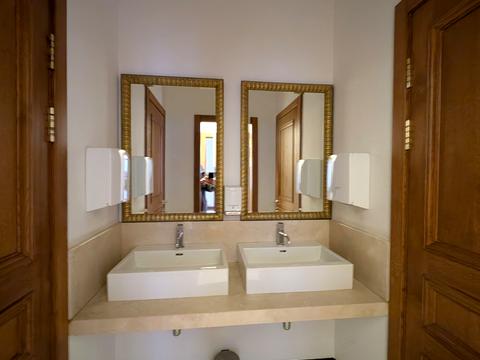 комерційна за адресою Жилянська вул., 72-А