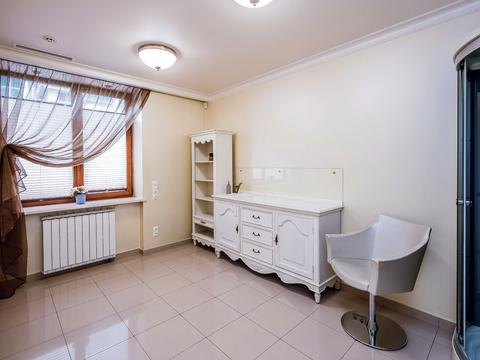 комерційна за адресою Володимира Івасюка просп. (Героїв Сталінграду), 4