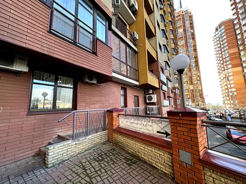 комерційна за адресою Євгена Коновальця вул. (Щорса), 32-Б