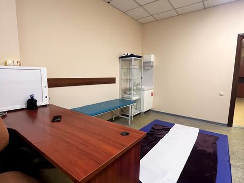 комерційна за адресою Дніпровська набережна вул., 1