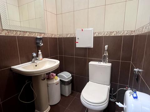 комерційна за адресою Дніпровська набережна вул., 1