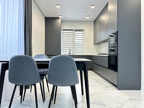 будинок за адресою Володимира Івасюка вул. (Грибоєдова), 12