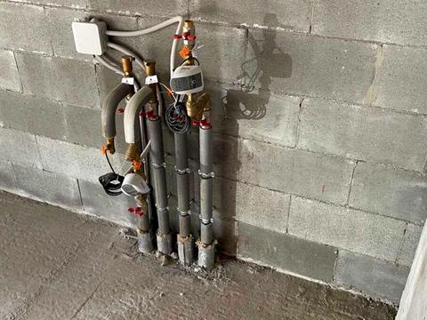 комерційна за адресою Салютна, 2