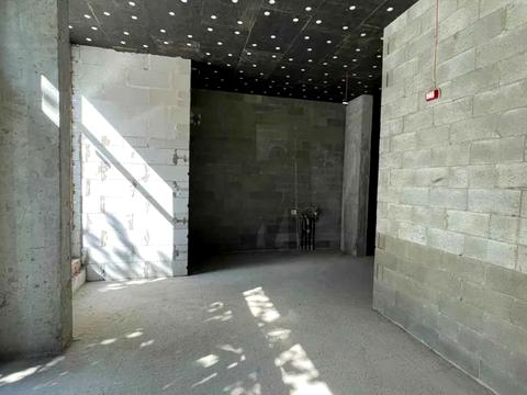 комерційна за адресою Салютна, 2