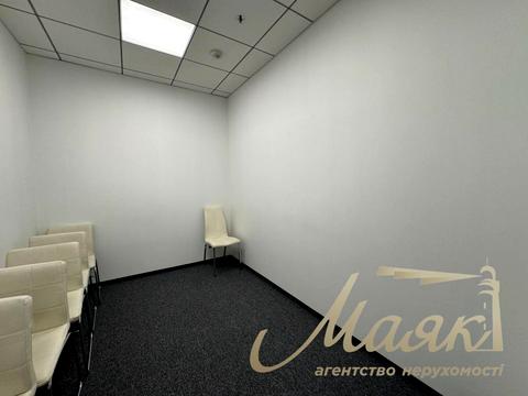 комерційна за адресою Київ, Спортивна пл., 1а