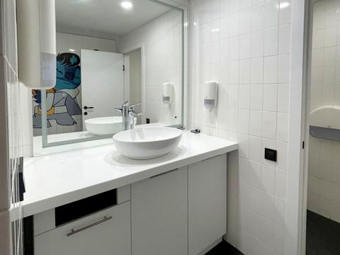 комерційна за адресою Саксаганського вул., 5